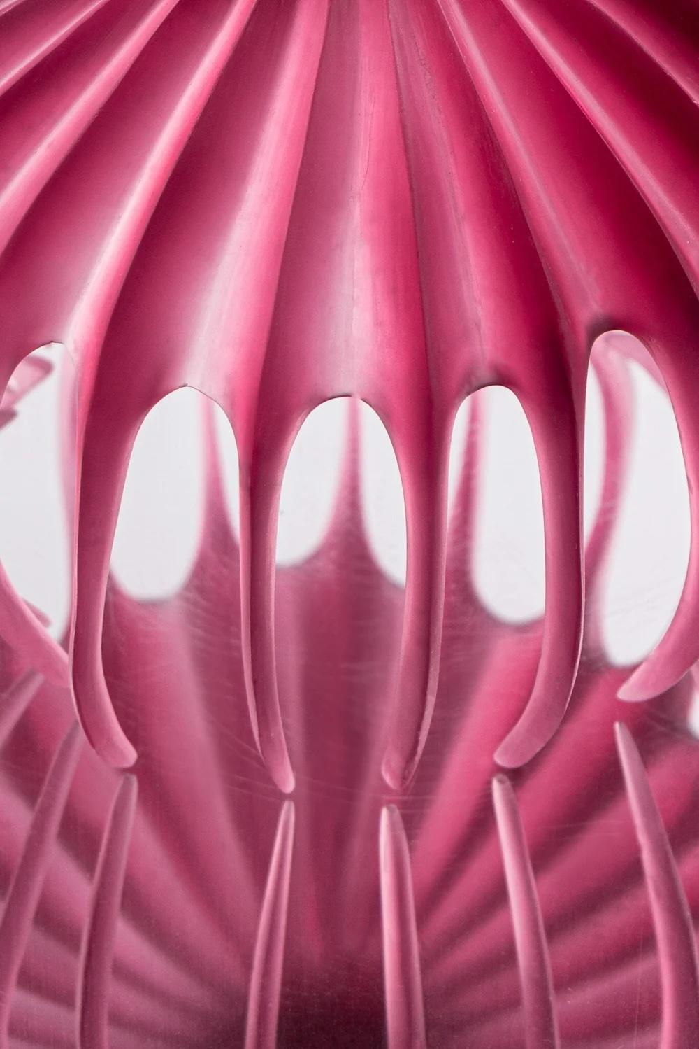 Moderno Scultura contemporanea in resina rossa 