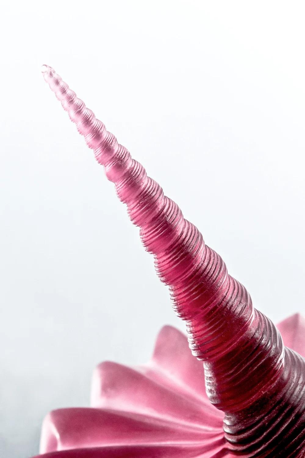 Scultura contemporanea in resina rossa 