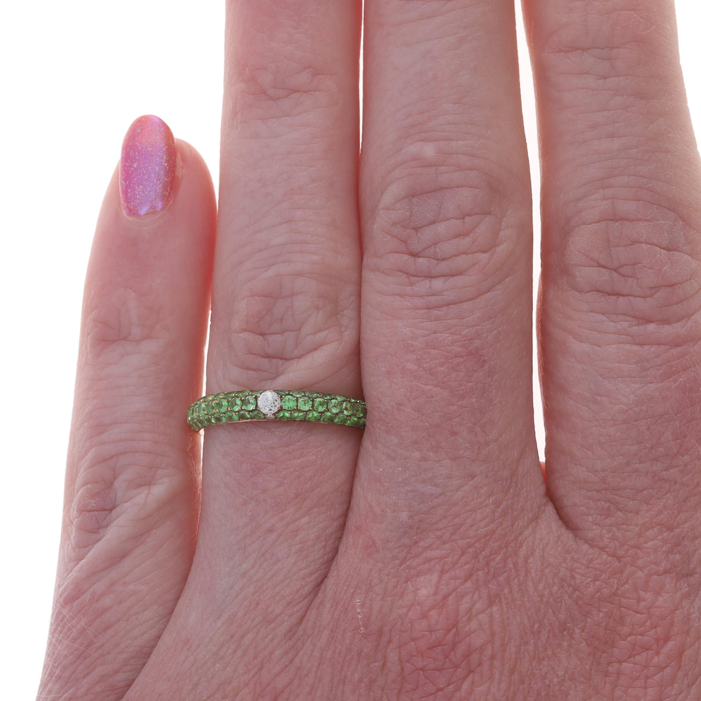 Taglio rotondo Crown of Light Anello impilabile con granato e diamante in oro giallo 14k da 0,75 ct. in vendita