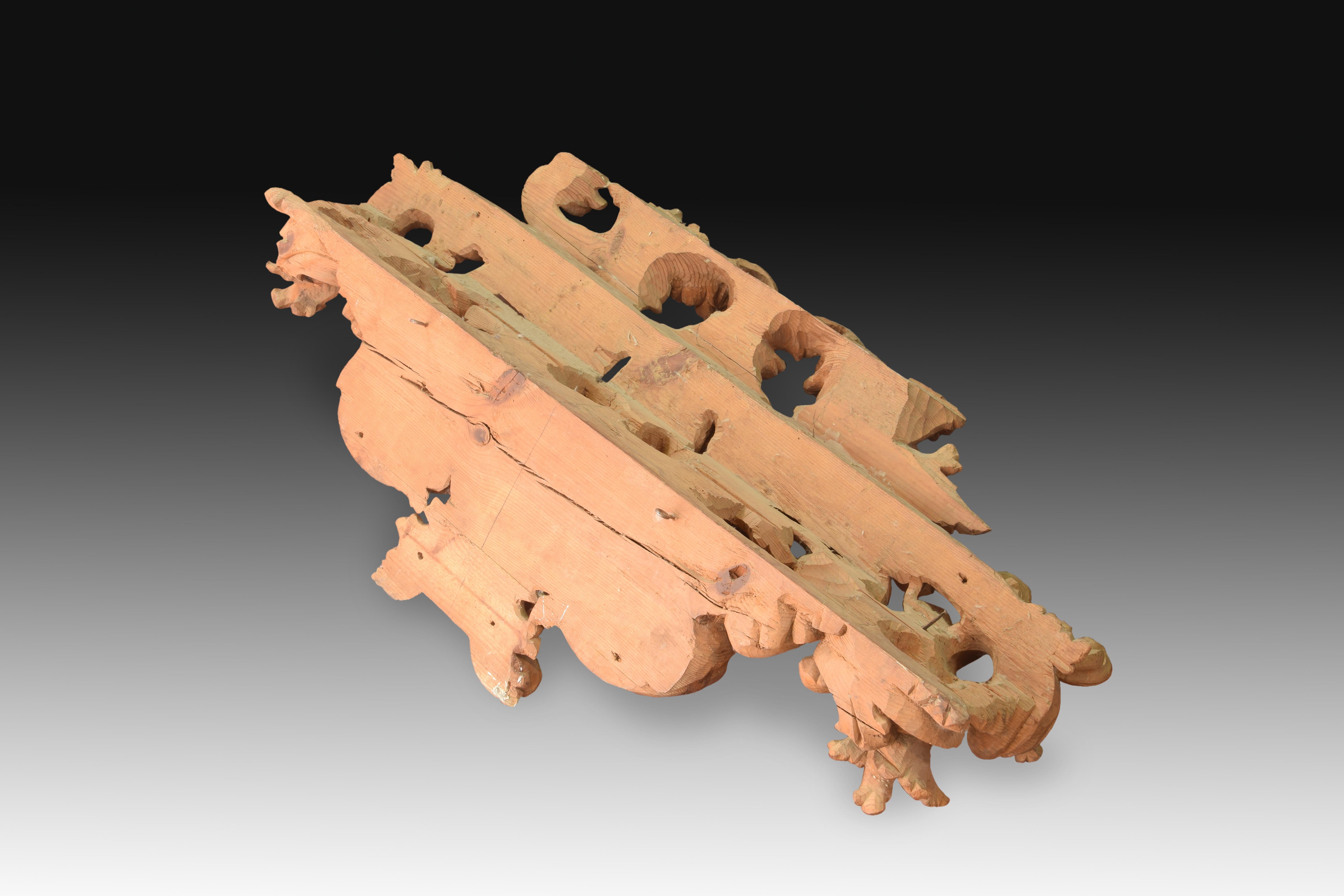 Fait main Couronne ou crête de pin, bois de pin, 17ème siècle en vente