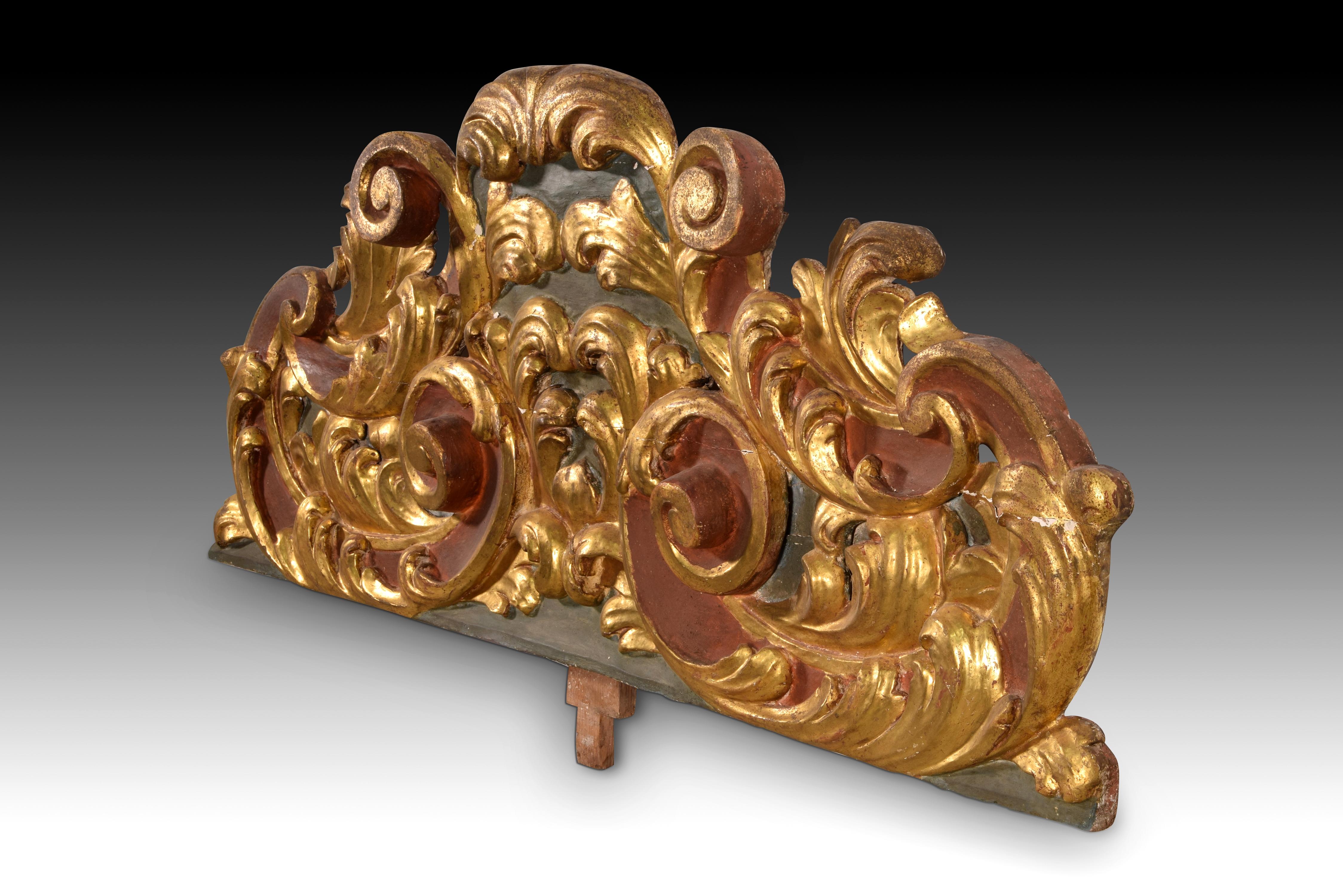 Crown. Polychromed and Carved Wood, 17th Century In Good Condition For Sale In Madrid, ES