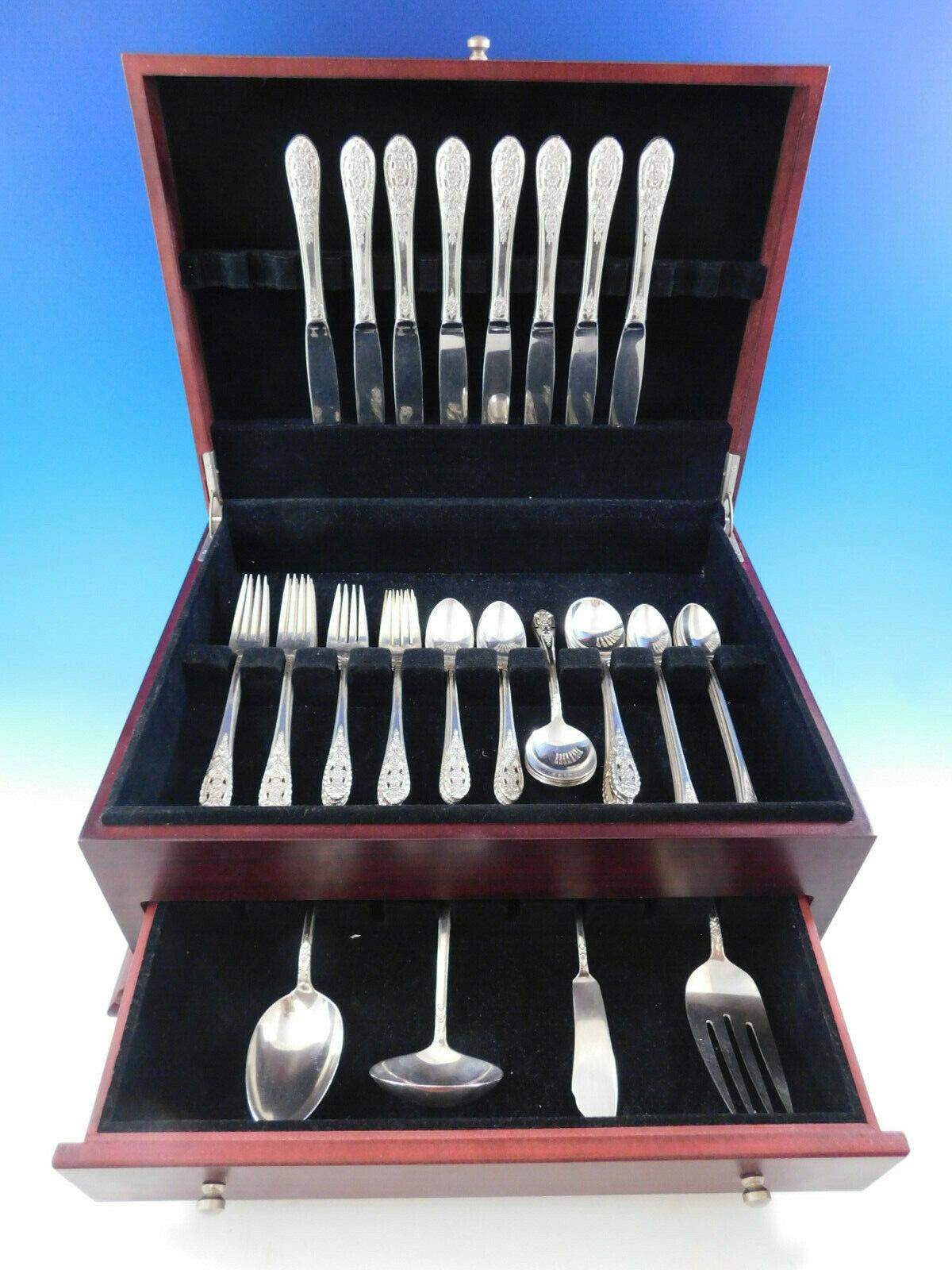 Juego de cubiertos de plata de ley Crown princess by International Sterling, 52 piezas con exclusivas asas florales perforadas. Este juego incluye:

8 cuchillos, 9 1/4
8 tenedores, 7 1/4
8 tenedores de ensalada, 6 5/8
8 cucharaditas, 6
8 cucharas