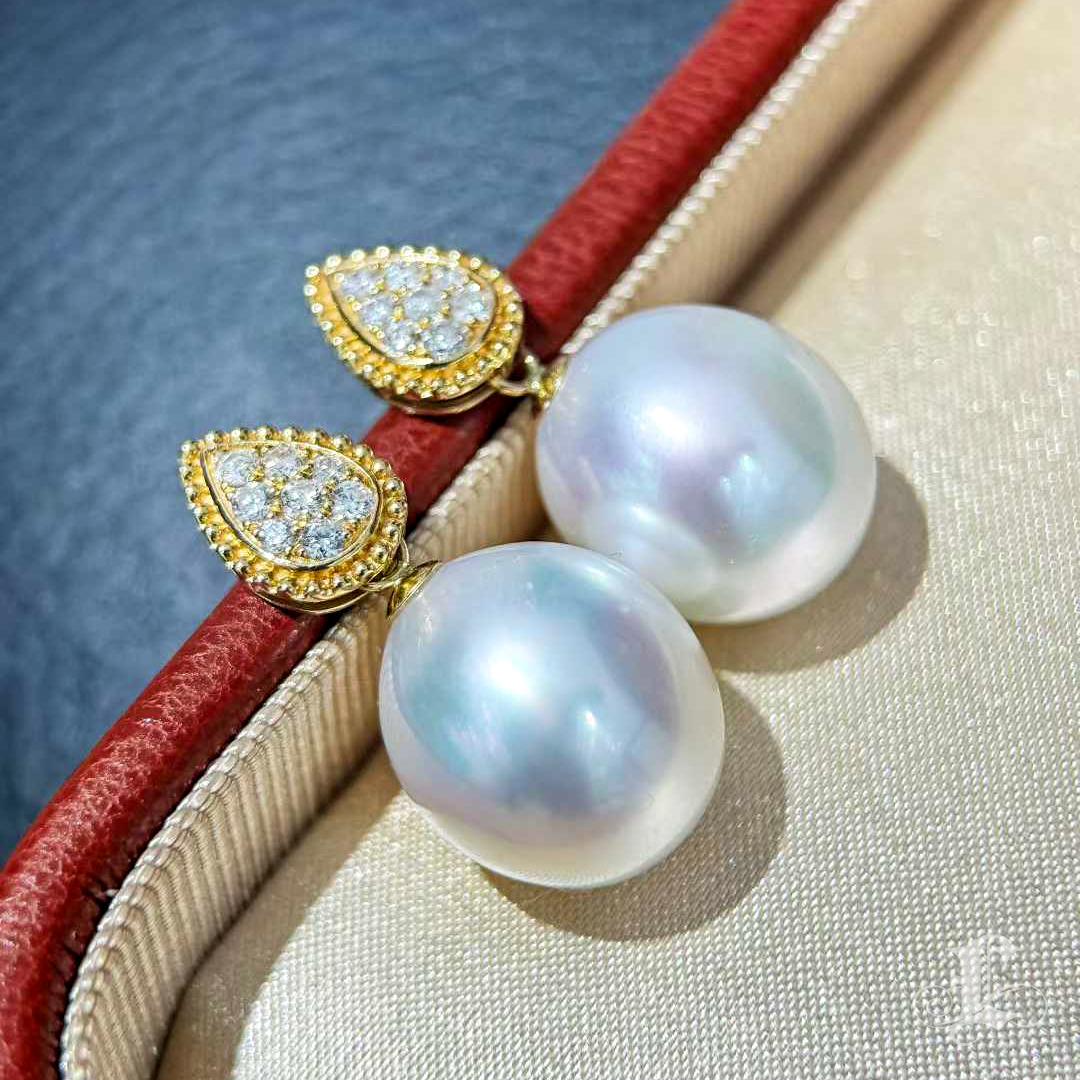 【Crown Radiance】12mm Aurora perle des mers du sud et diamant Boucles d'oreilles or en vente 1