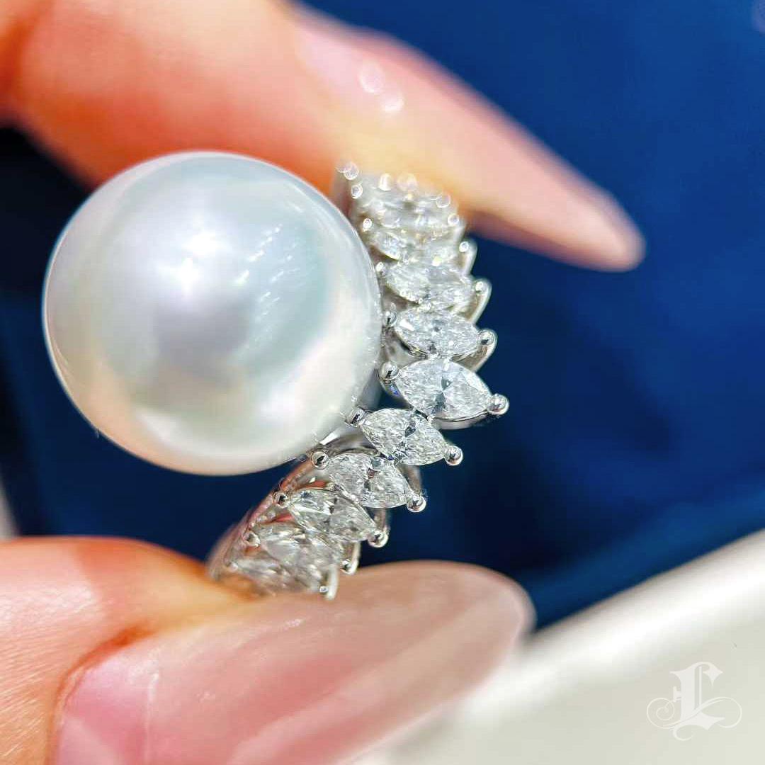【Crown Radiance】13-14mm Südsee Perle 1.19ct Diamant Ring im Angebot 1