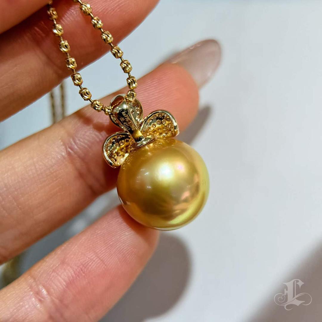 Ciondolo di diamanti con perle dei mari del sud dorate da 14-15 mm in vendita 5