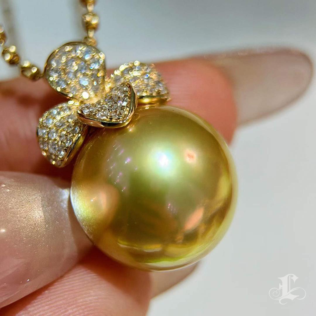 Donna Ciondolo di diamanti con perle dei mari del sud dorate da 14-15 mm in vendita