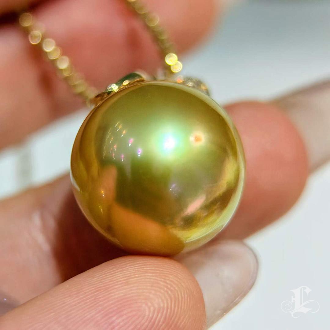 Ciondolo di diamanti con perle dei mari del sud dorate da 14-15 mm in vendita 1