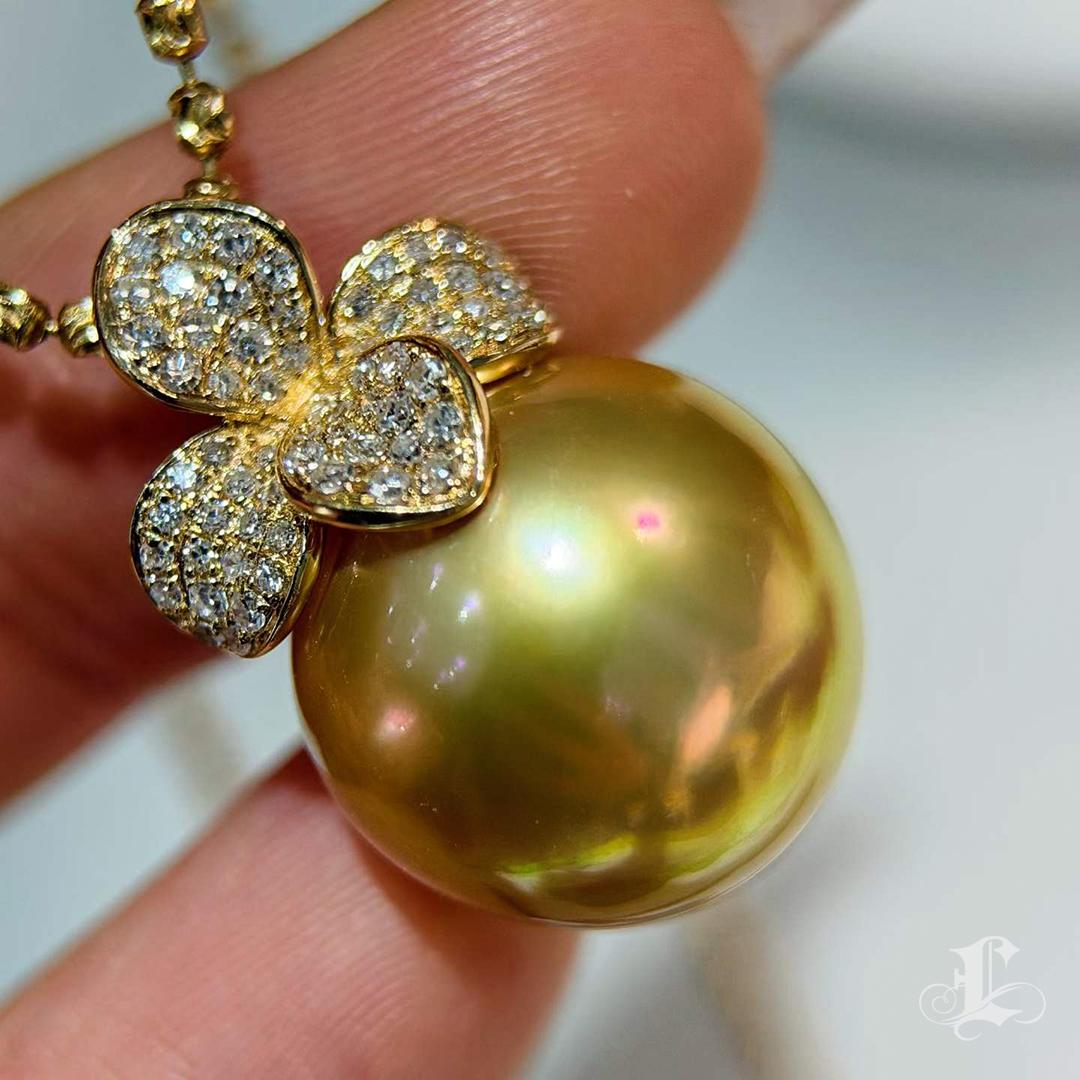 Ciondolo di diamanti con perle dei mari del sud dorate da 14-15 mm in vendita 2