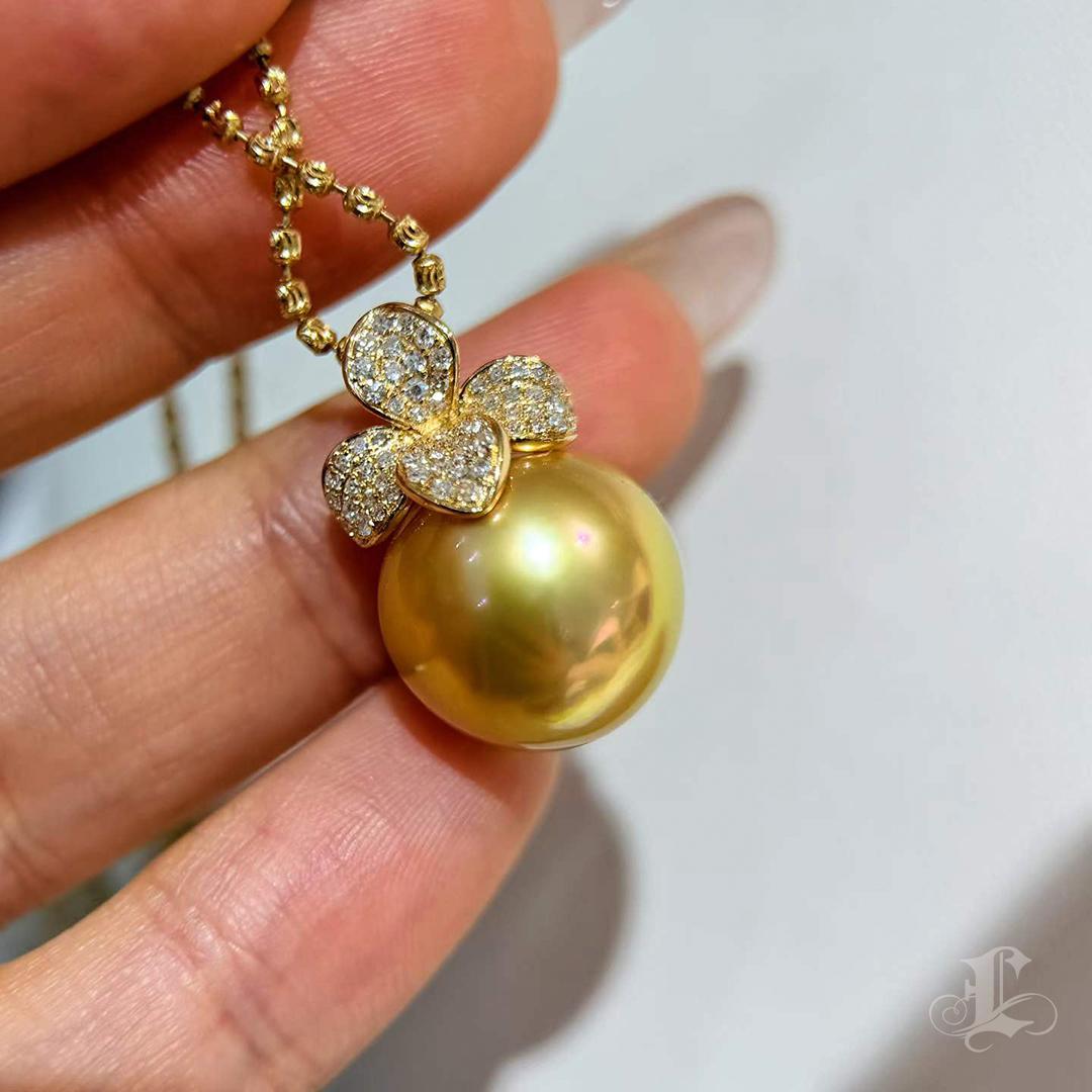 Ciondolo di diamanti con perle dei mari del sud dorate da 14-15 mm in vendita 4