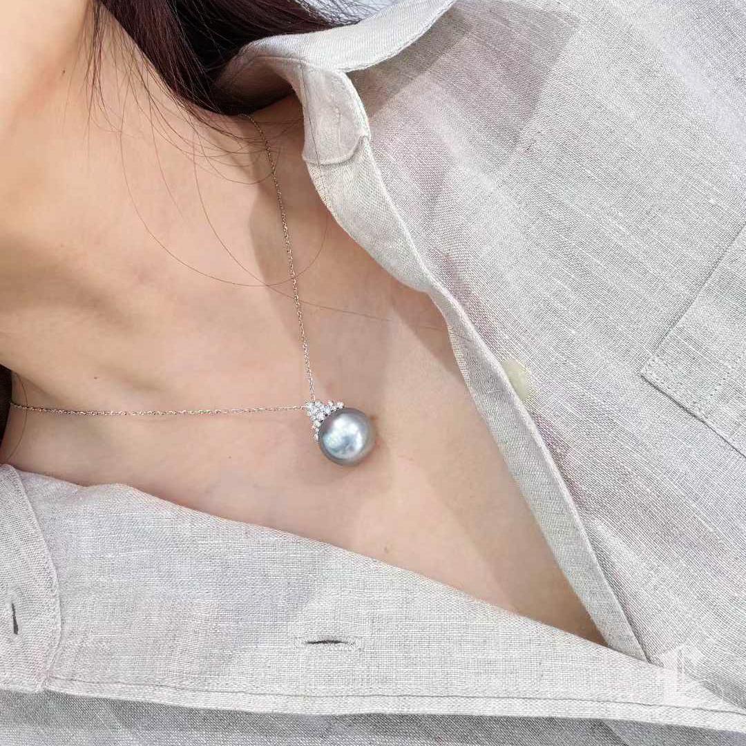 Grezzo Collana con ciondolo di perle tahitiane e diamanti da 15,7 mm in platino e grigio. in vendita