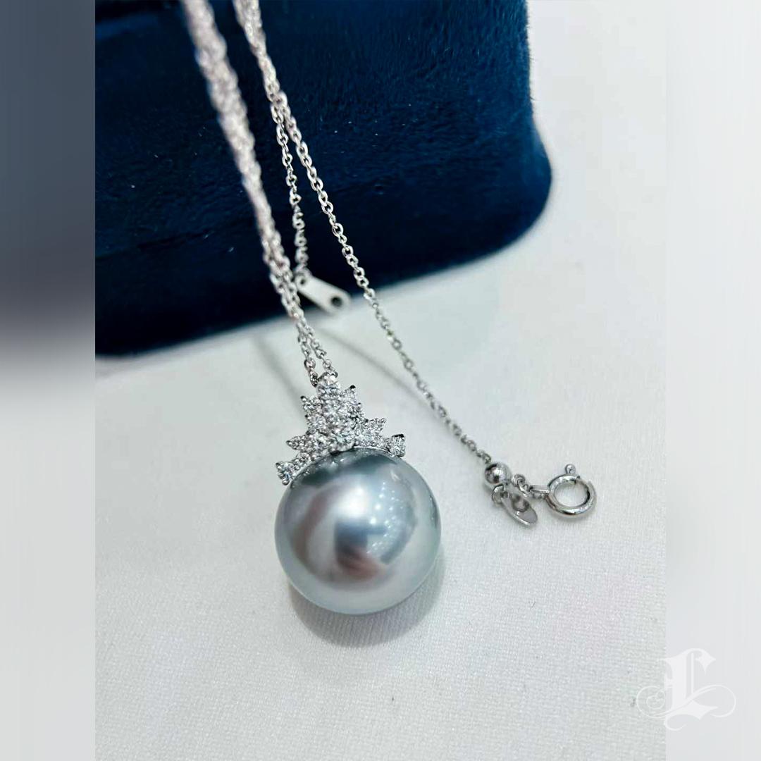 Collana con ciondolo di perle tahitiane e diamanti da 15,7 mm in platino e grigio. In condizioni Nuovo in vendita a New York, NY