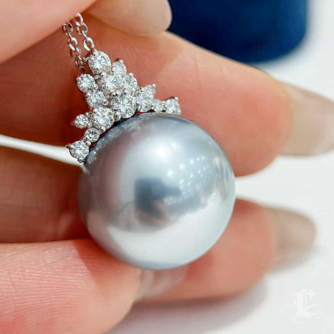 Donna Collana con ciondolo di perle tahitiane e diamanti da 15,7 mm in platino e grigio. in vendita