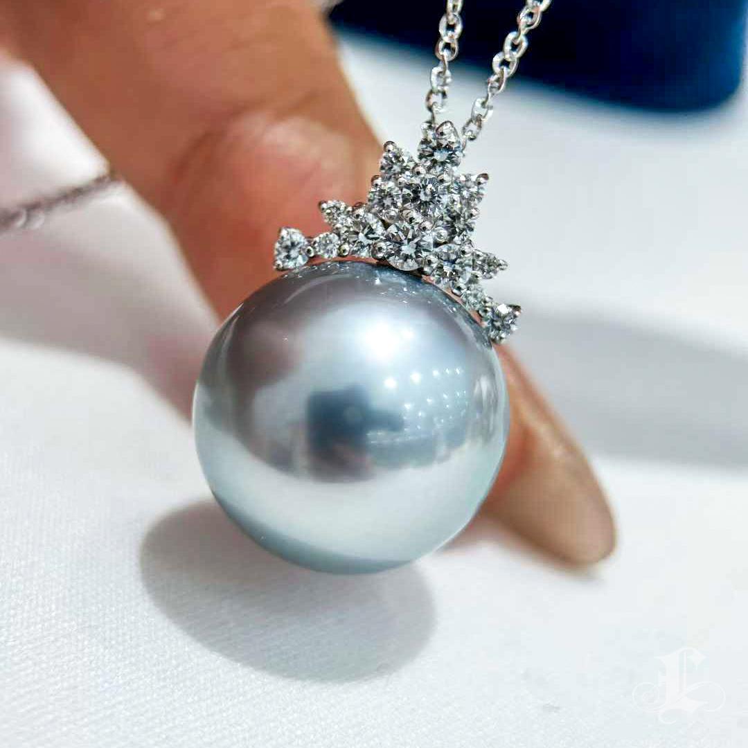 Collana con ciondolo di perle tahitiane e diamanti da 15,7 mm in platino e grigio. in vendita 1
