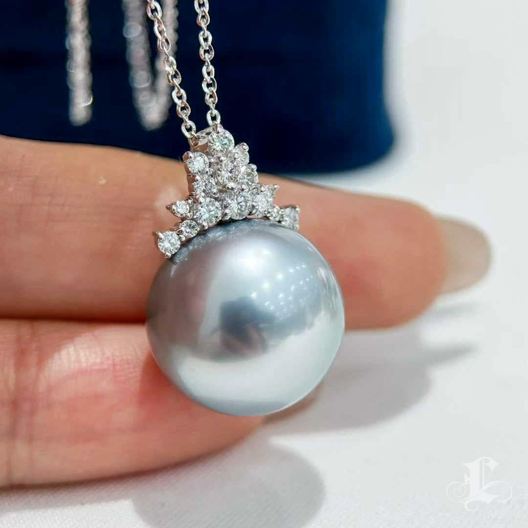 Collana con ciondolo di perle tahitiane e diamanti da 15,7 mm in platino e grigio. in vendita 2