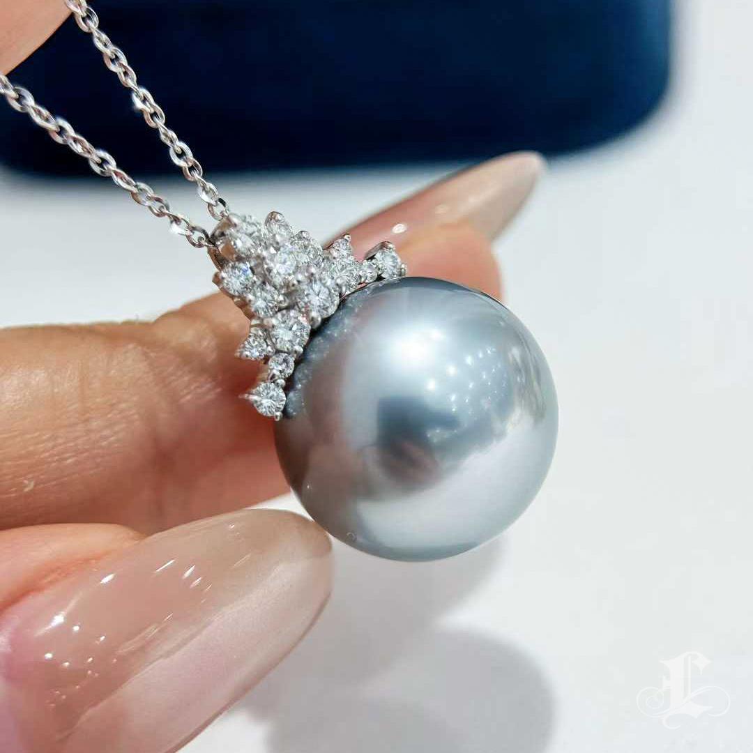 Collana con ciondolo di perle tahitiane e diamanti da 15,7 mm in platino e grigio. in vendita 3