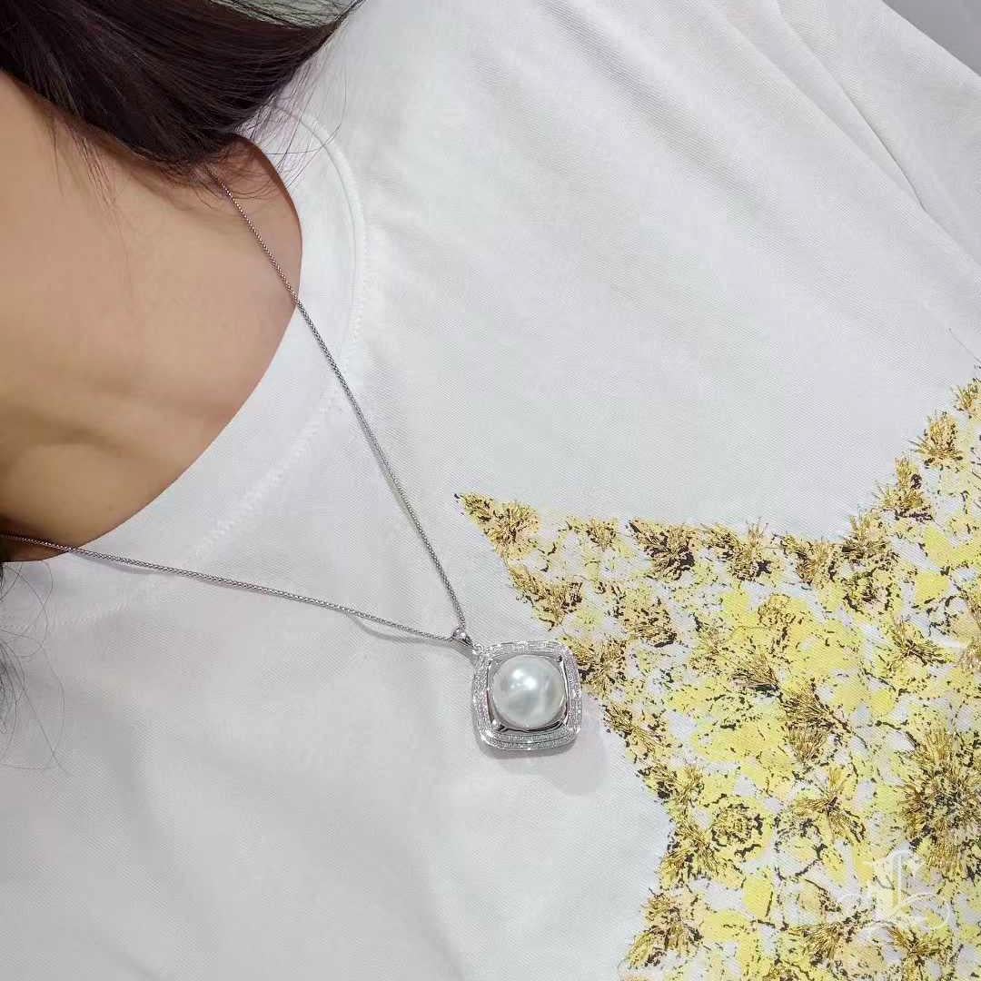 Grezzo Ciondolo in oro bianco 18K con perle dei mari del sud e diamanti da 16,4 mm. in vendita