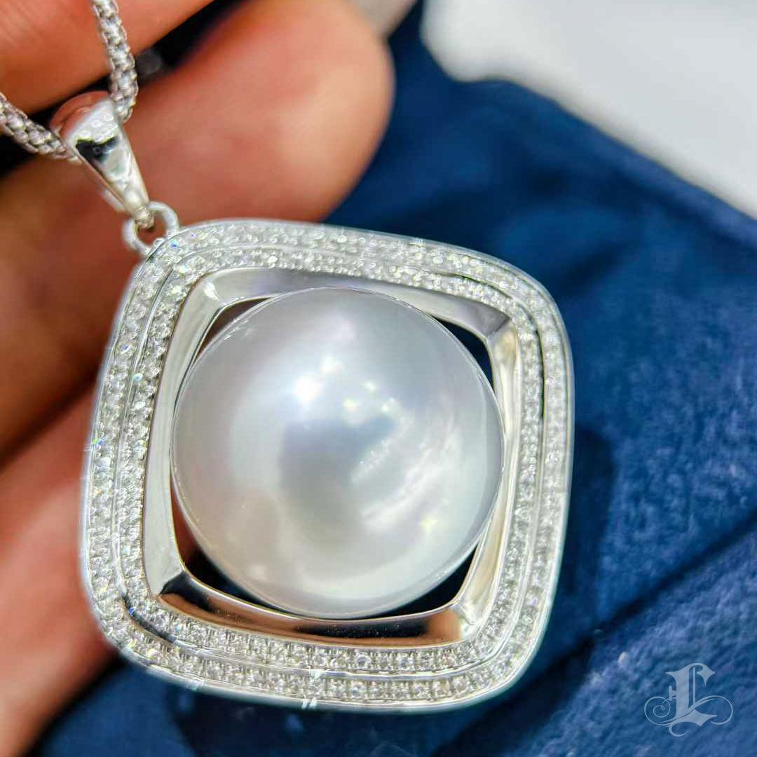 Ciondolo in oro bianco 18K con perle dei mari del sud e diamanti da 16,4 mm. In condizioni Nuovo in vendita a New York, NY