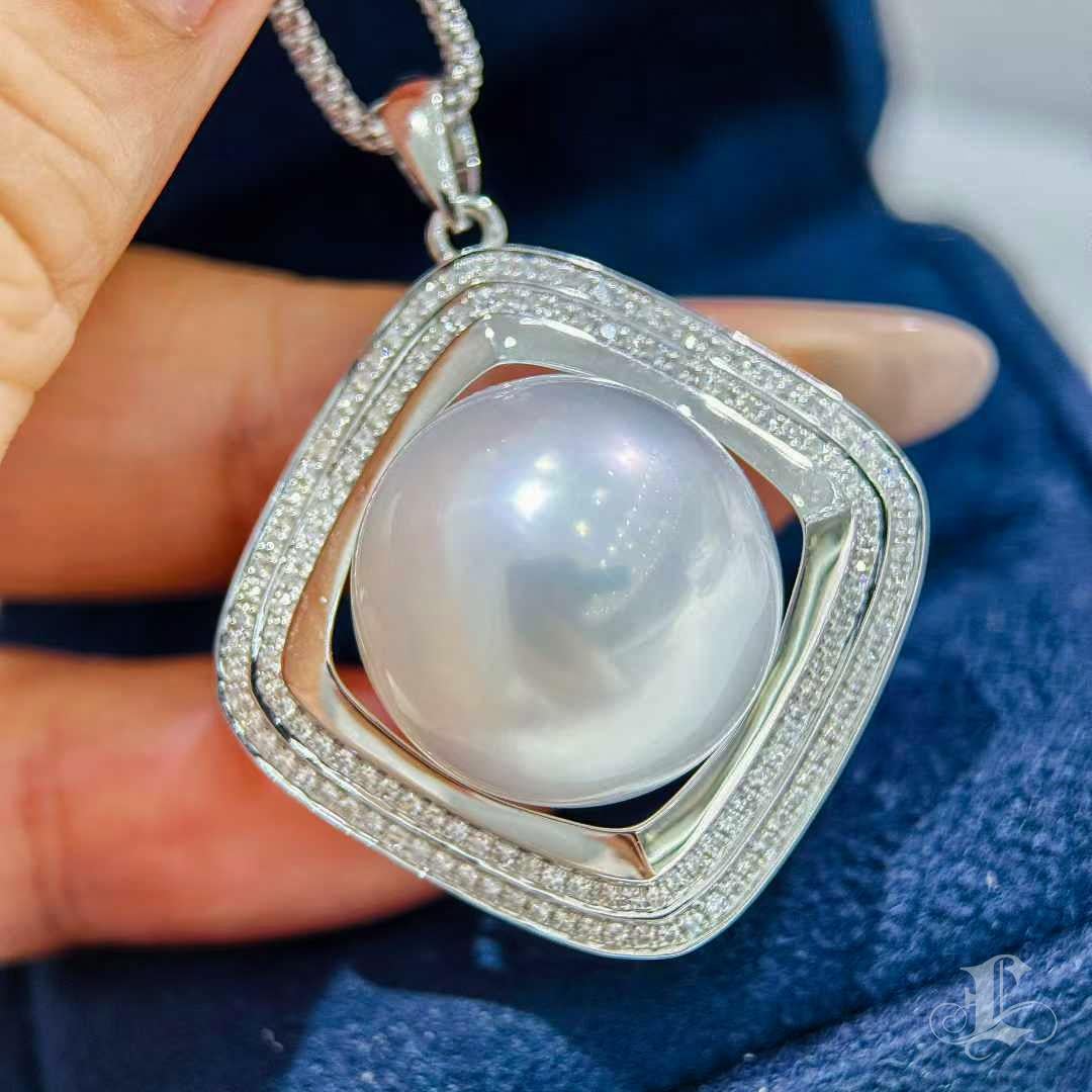 Donna Ciondolo in oro bianco 18K con perle dei mari del sud e diamanti da 16,4 mm. in vendita