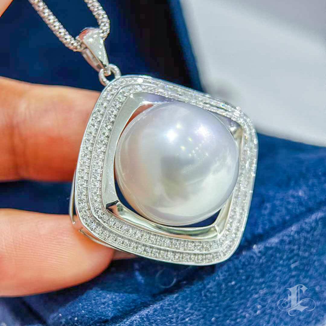 Ciondolo in oro bianco 18K con perle dei mari del sud e diamanti da 16,4 mm. in vendita 1