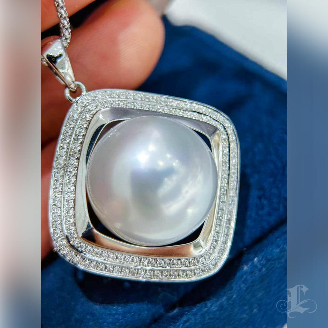 Ciondolo in oro bianco 18K con perle dei mari del sud e diamanti da 16,4 mm. in vendita 2