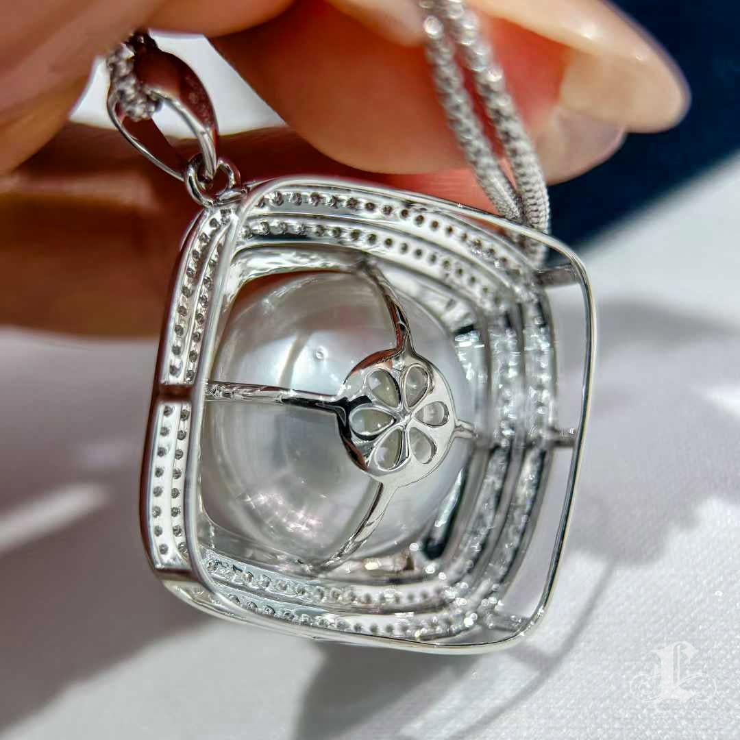 Ciondolo in oro bianco 18K con perle dei mari del sud e diamanti da 16,4 mm. in vendita 4