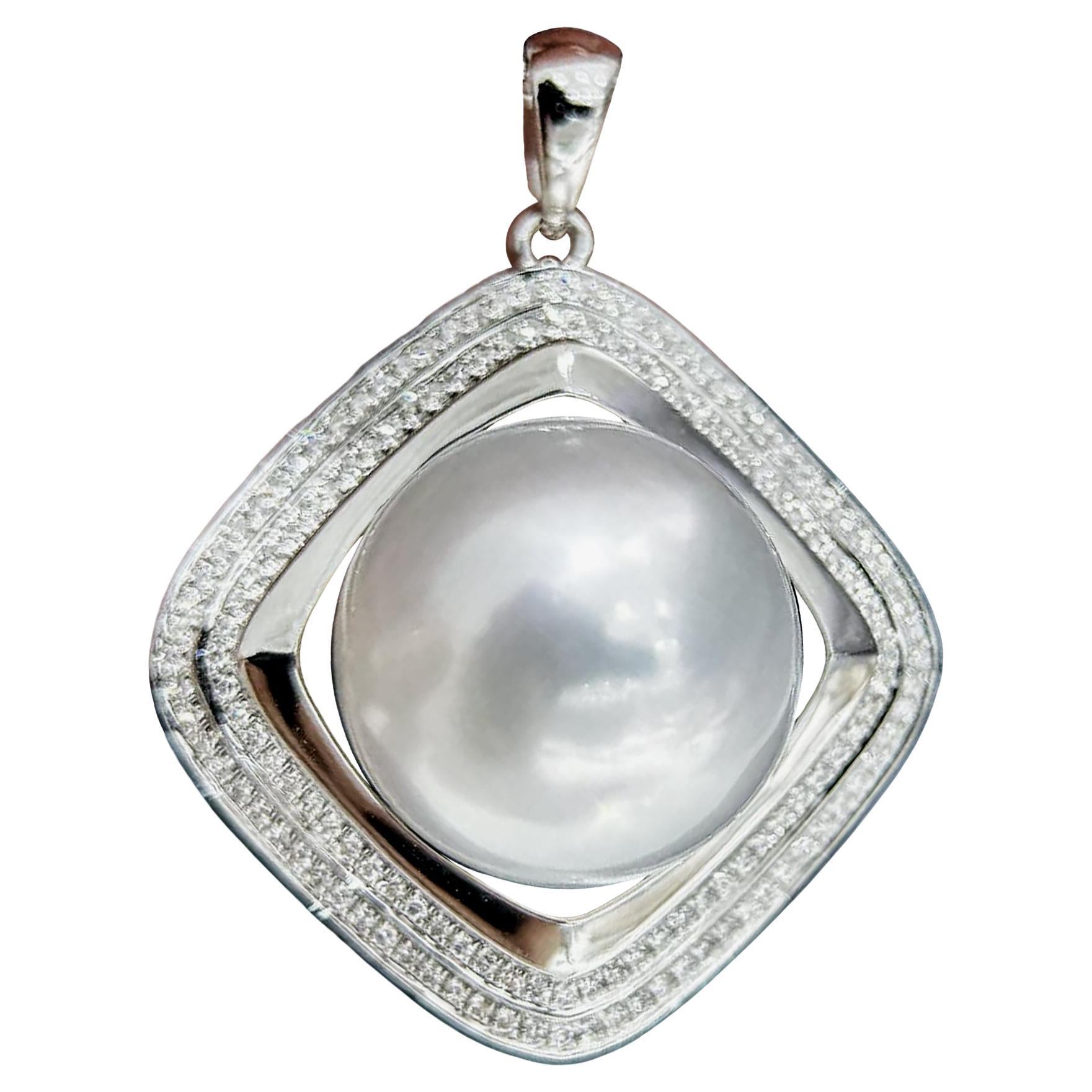 Ciondolo in oro bianco 18K con perle dei mari del sud e diamanti da 16,4 mm.