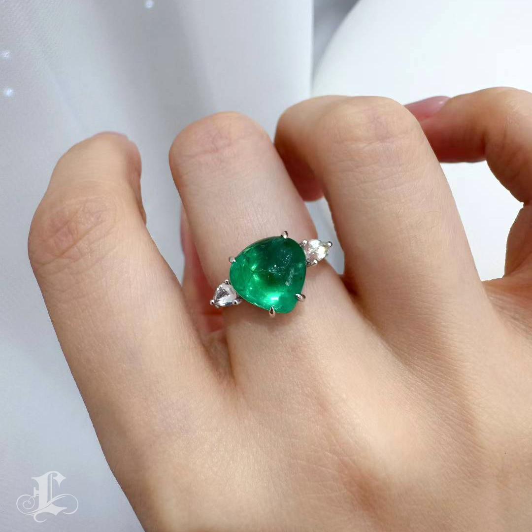 Pan di zucchero Anello con smeraldo certificato AGL - 3,85 ct. in vendita
