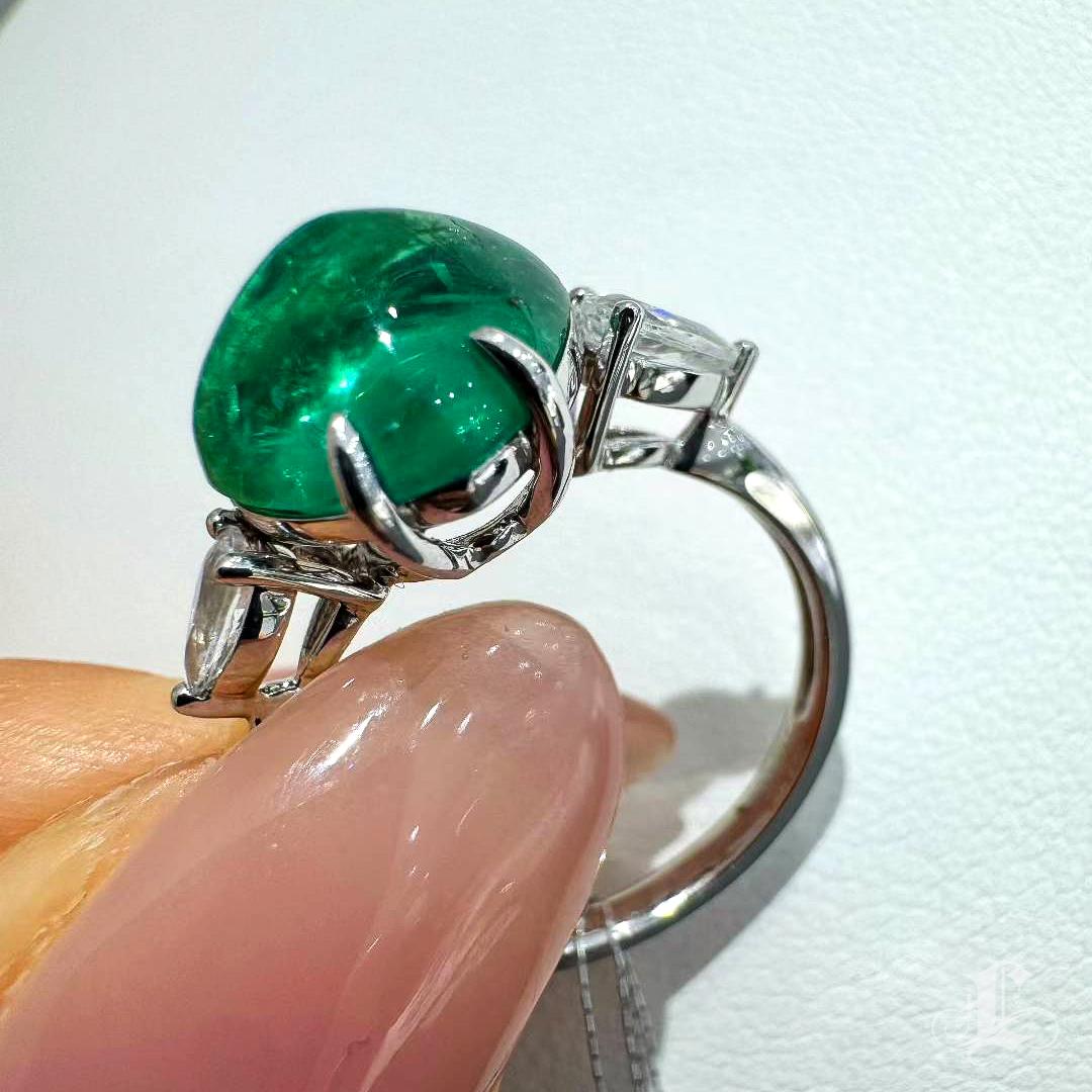 Anello con smeraldo certificato AGL - 3,85 ct. in vendita 3