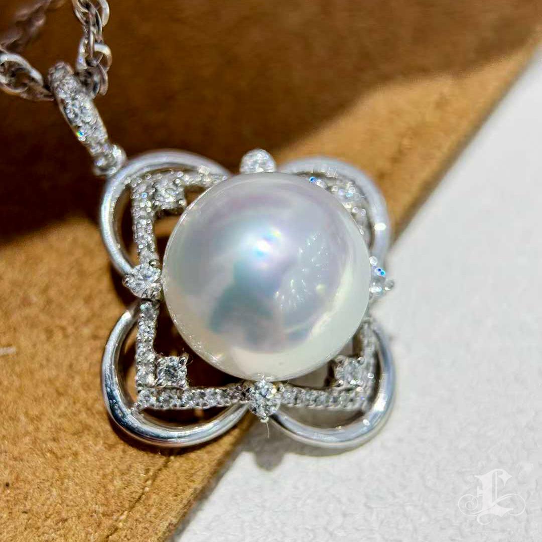 Crown Radiance】Aurora 12-13mm Südsee Perle & Diamant Anhänger Halskette im Angebot 1