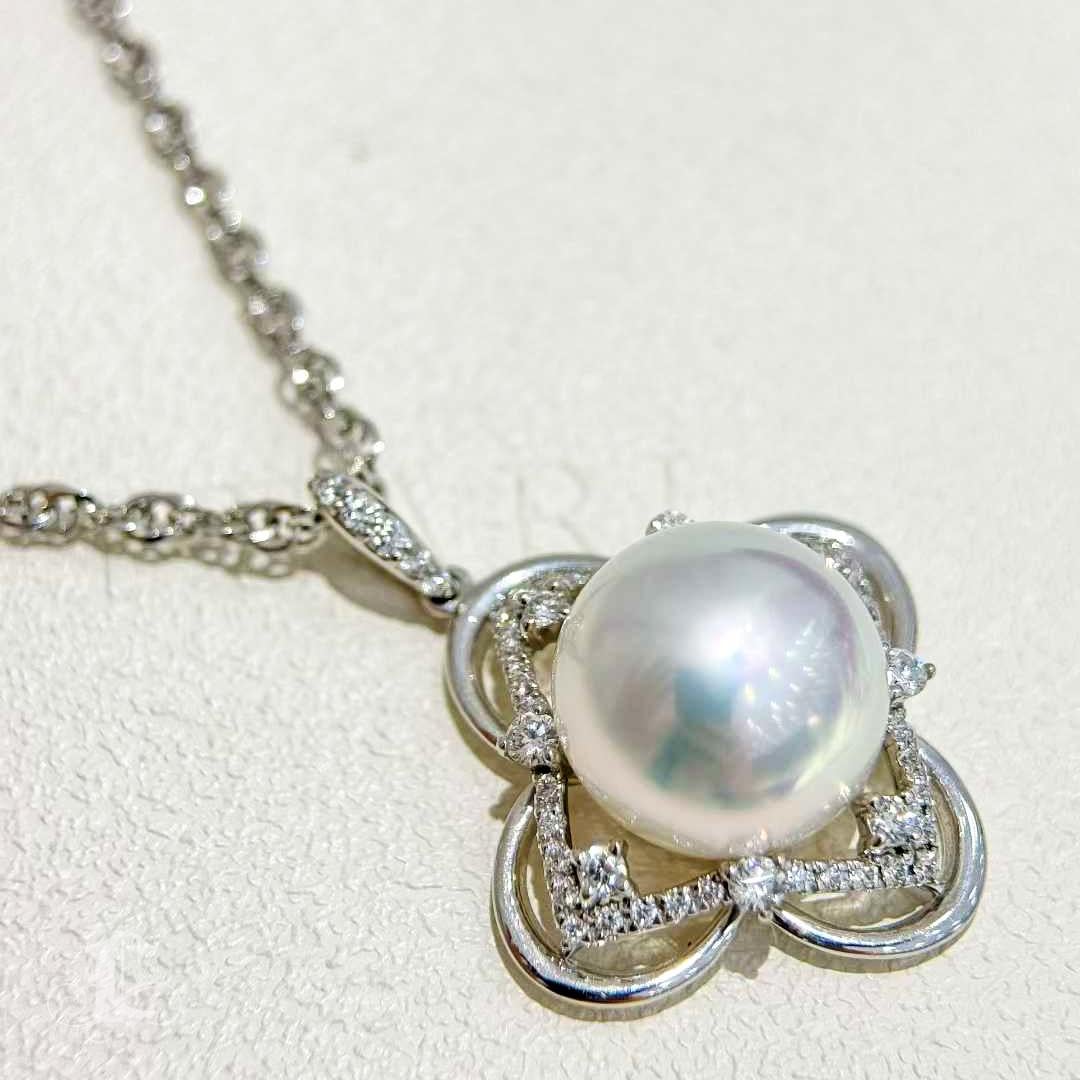 Crown Radiance】Aurora 12-13mm Südsee Perle & Diamant Anhänger Halskette im Angebot 3