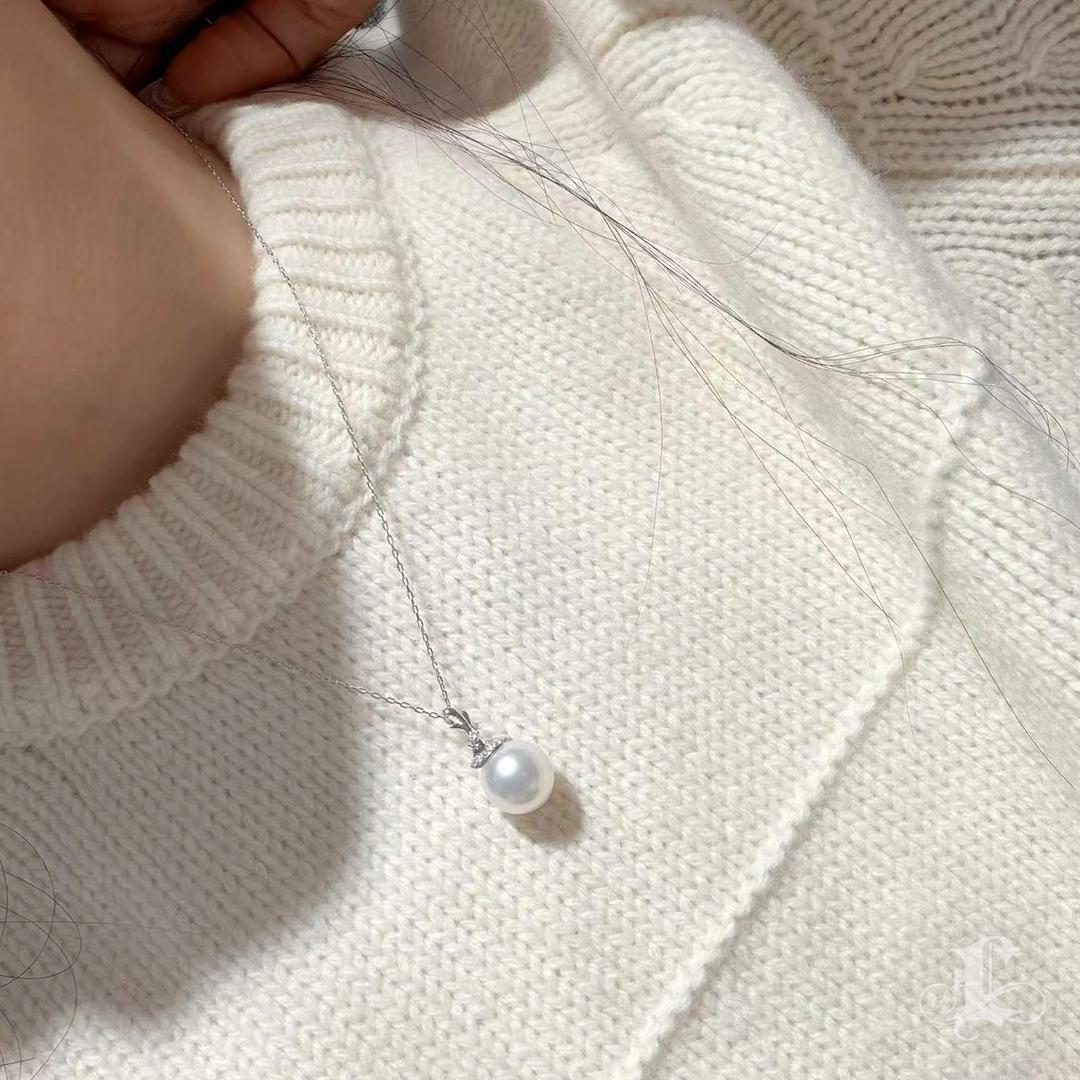 Grezzo Ciondolo con perle bianche dei mari del sud e diamanti da 12-13 mm in vendita