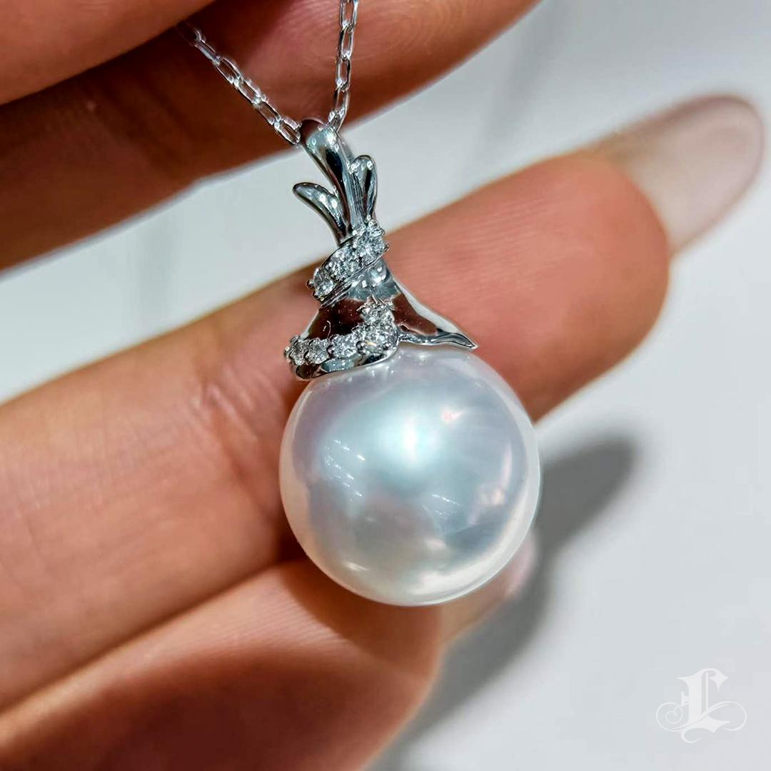 Donna Ciondolo con perle bianche dei mari del sud e diamanti da 12-13 mm in vendita