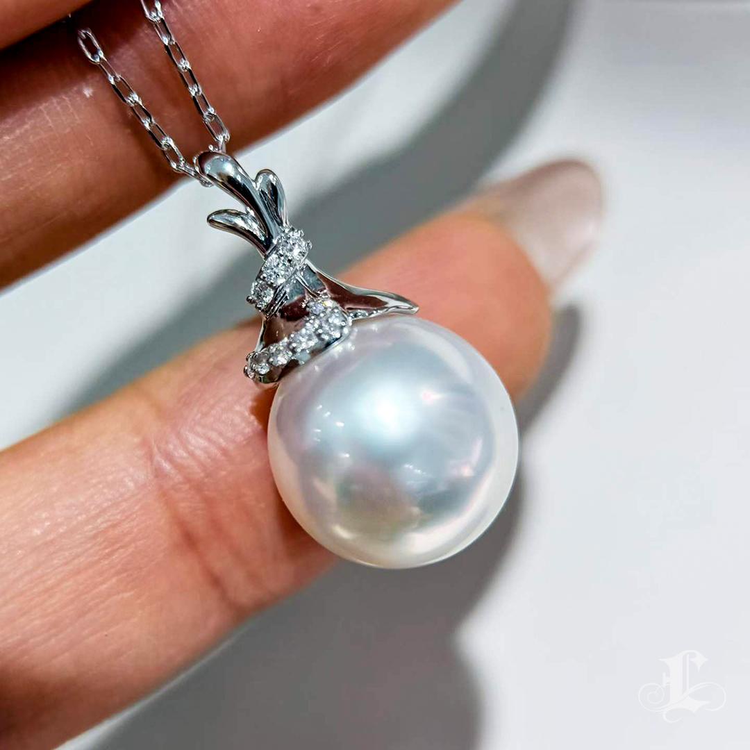 Ciondolo con perle bianche dei mari del sud e diamanti da 12-13 mm in vendita 1
