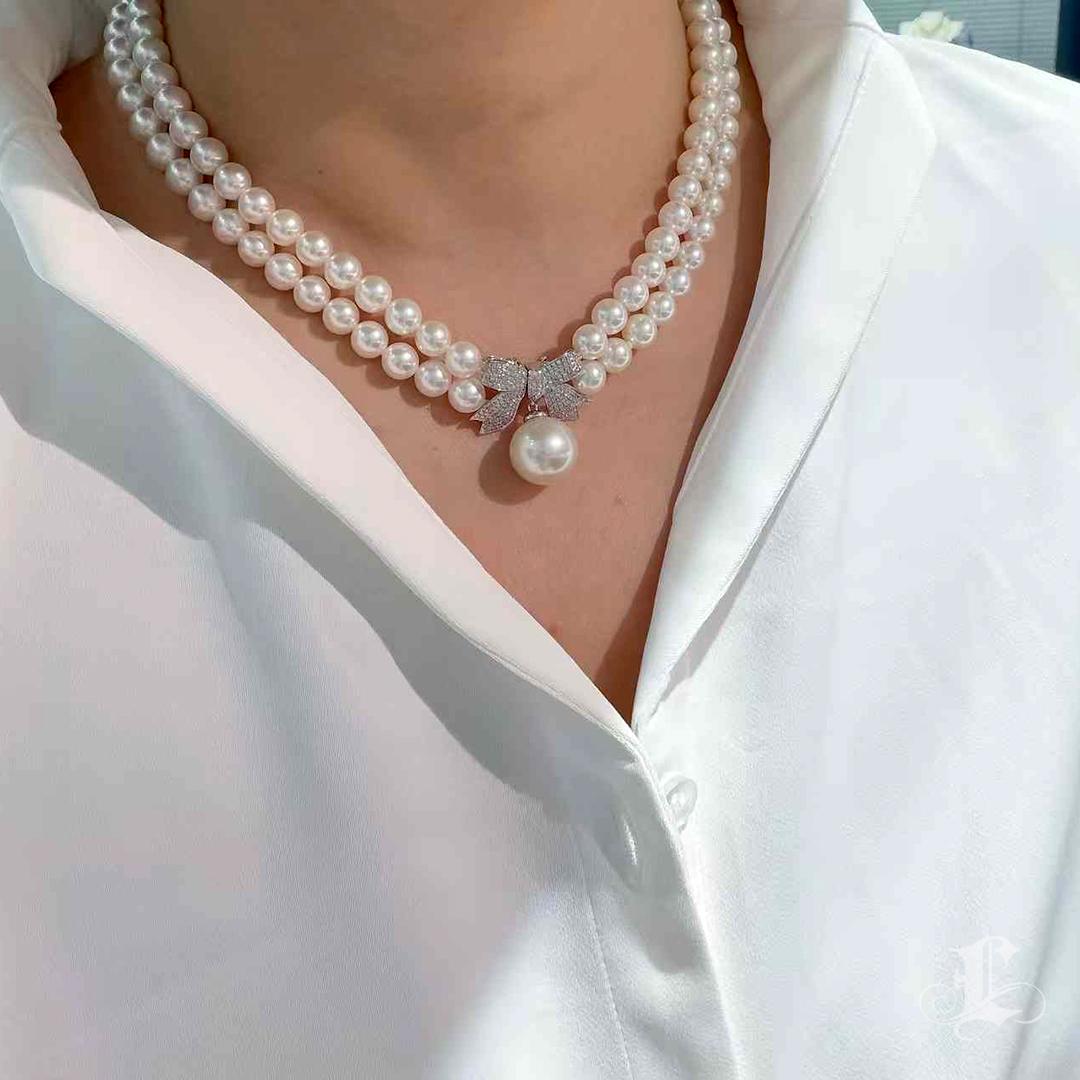 Grezzo Corona Radiosa】 Collana a doppio filo di perle Akoya Aurora con chiusura a fiocco con diamanti in vendita
