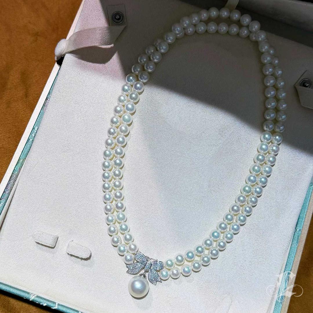 Corona Radiosa】 Collana a doppio filo di perle Akoya Aurora con chiusura a fiocco con diamanti In condizioni Nuovo in vendita a New York, NY