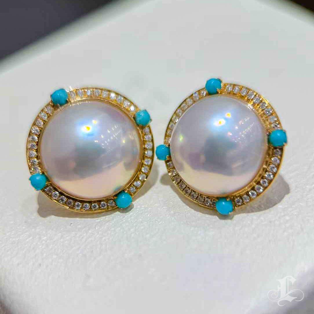 【Crown Radiance】Aurora Bloom Mabe Pearl, Diamond, and Turquoise Earrings en Nuevo estado para la venta en New York, NY