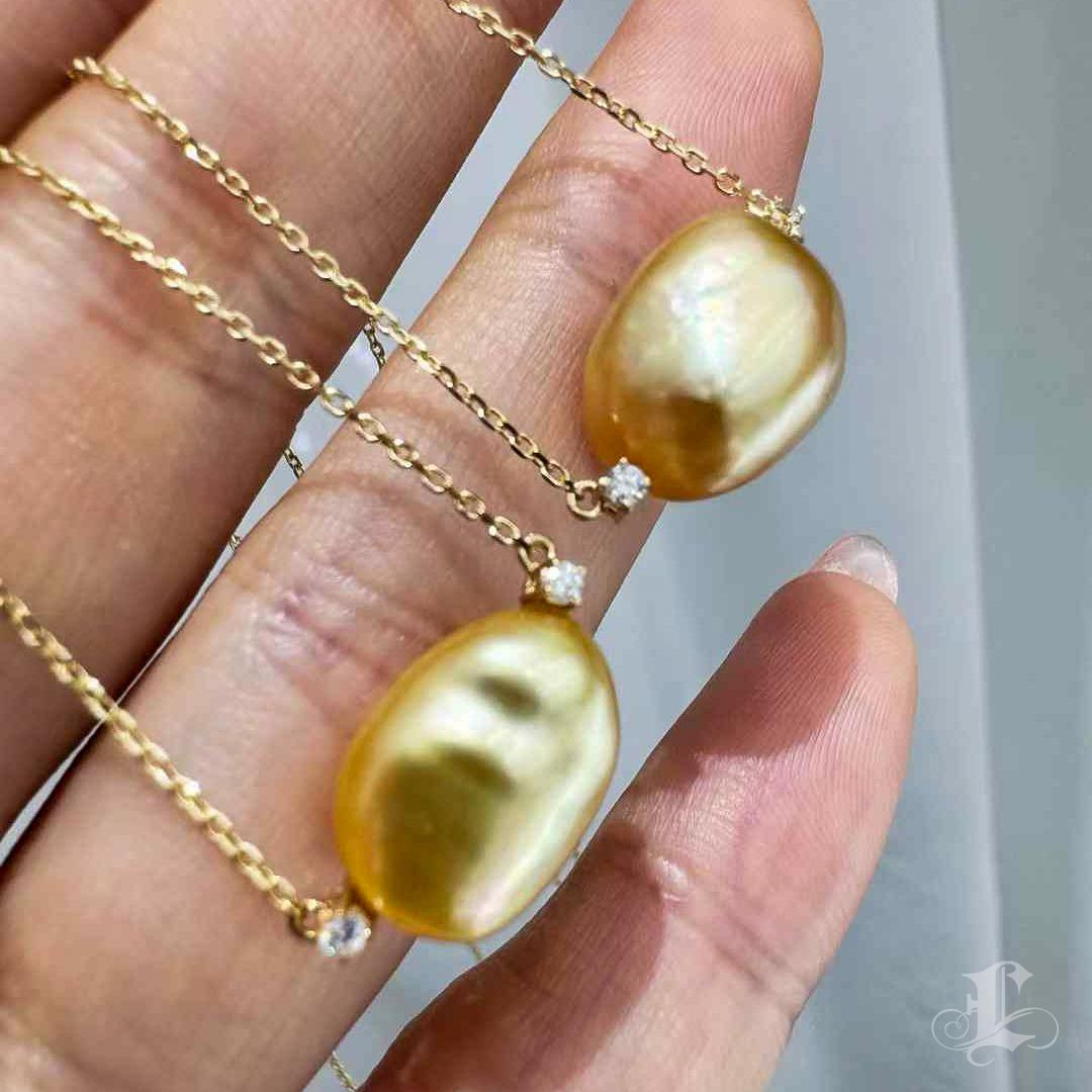 Corona Radiosa】 Collana con ciondolo di perle Keshi in oro aurora In condizioni Nuovo in vendita a New York, NY