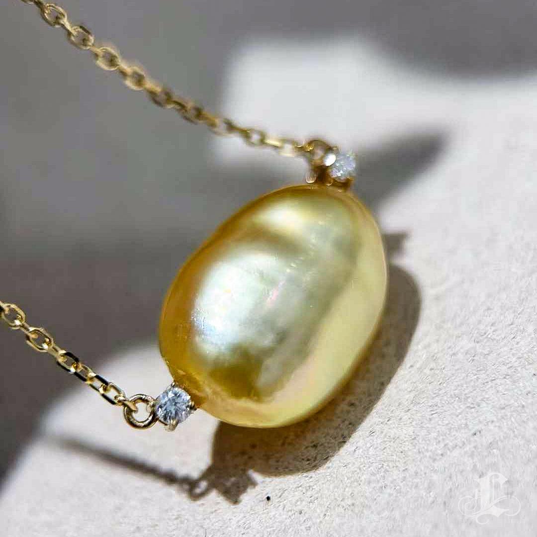 Donna Corona Radiosa】 Collana con ciondolo di perle Keshi in oro aurora in vendita