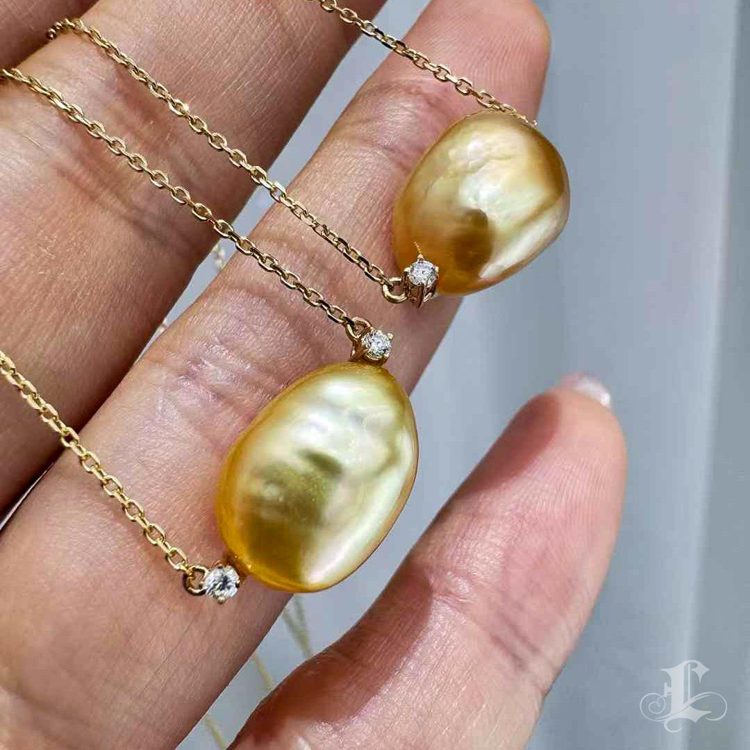 Corona Radiosa】 Collana con ciondolo di perle Keshi in oro aurora in vendita 1