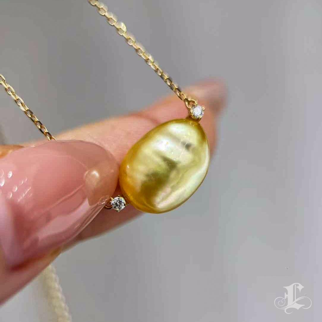 Corona Radiosa】 Collana con ciondolo di perle Keshi in oro aurora in vendita 2