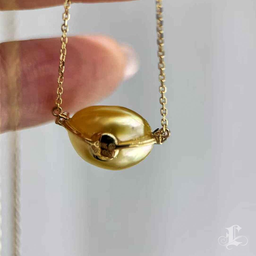 Corona Radiosa】 Collana con ciondolo di perle Keshi in oro aurora in vendita 3