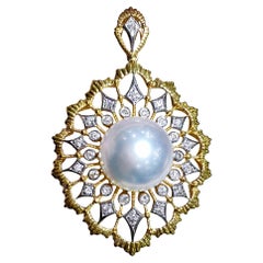 Corona Radiosa】 Ciondolo di perle dei mari del sud con diamanti a forma di mandala dell'aurora
