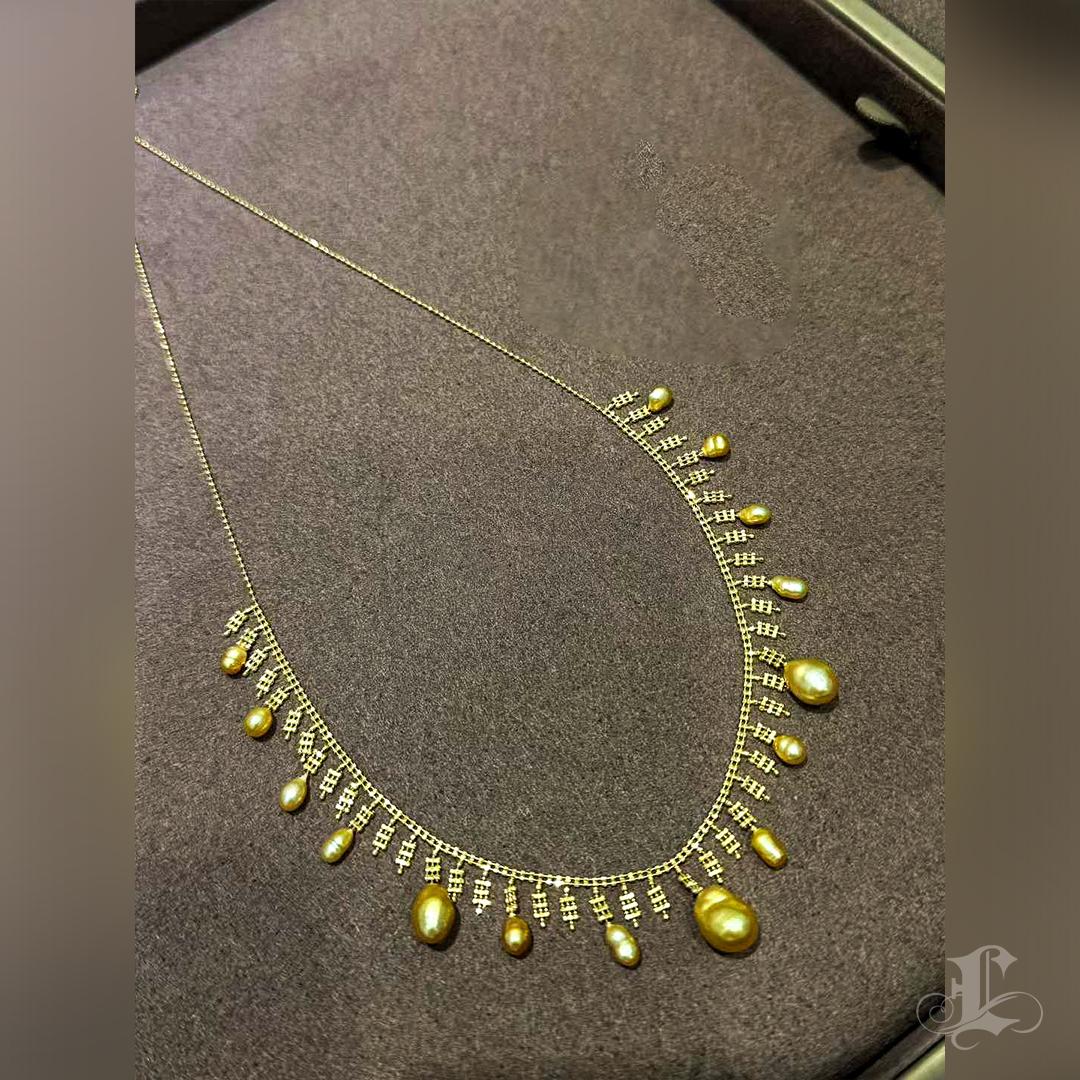 【Crown Radiance】Aurora South Sea Keshi Pearl Necklace in 18K Yellow Gold In New Condition For Sale In New York, NY