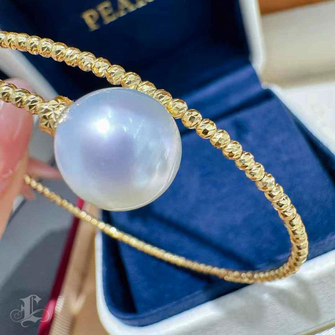 【Crown Radiance】Aurora South Sea Pearl & Diamond Elastic Bangle In New Condition For Sale In New York, NY