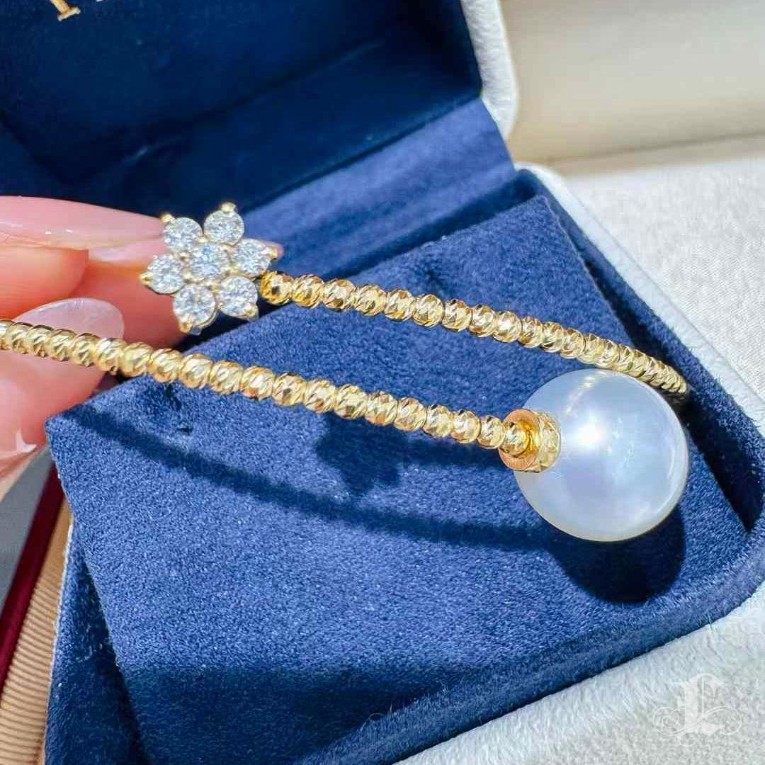 【Crown Radiance】Aurora South Sea Pearl & Diamond Elastic Bangle For Sale 3