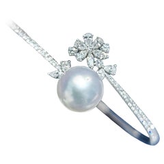 【Crown Radiance】Aurora South Sea Pearl
Diamond Floral Platinum Bangle 【Crown Radiance】Aurora South Sea Pearl
Diamond Floral Platinum Bangle