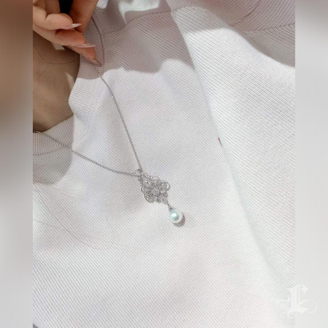 Grezzo Corona Radiosa】 Ciondolo con diamanti e perle dei mari del sud dell'aurora in vendita