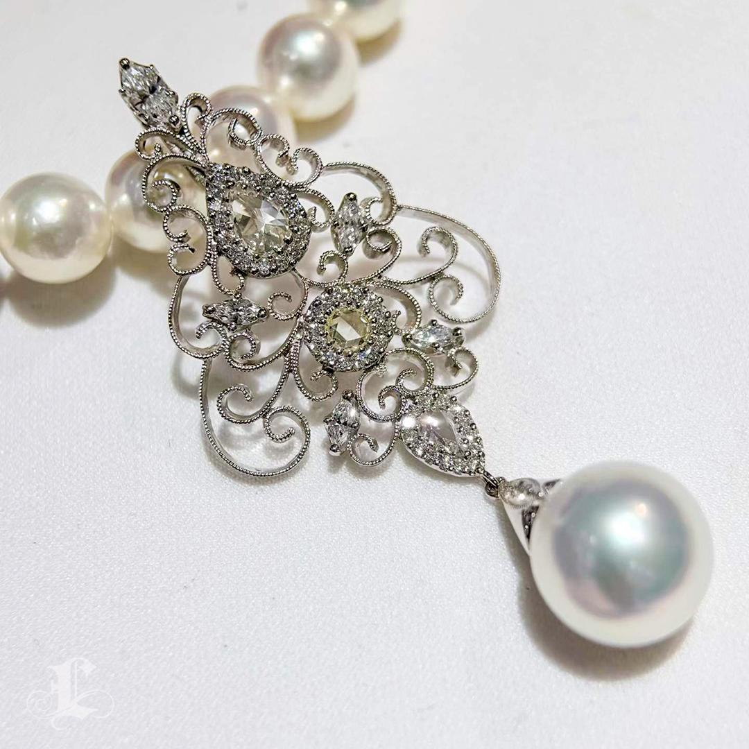 Corona Radiosa】 Ciondolo con diamanti e perle dei mari del sud dell'aurora In condizioni Nuovo in vendita a New York, NY