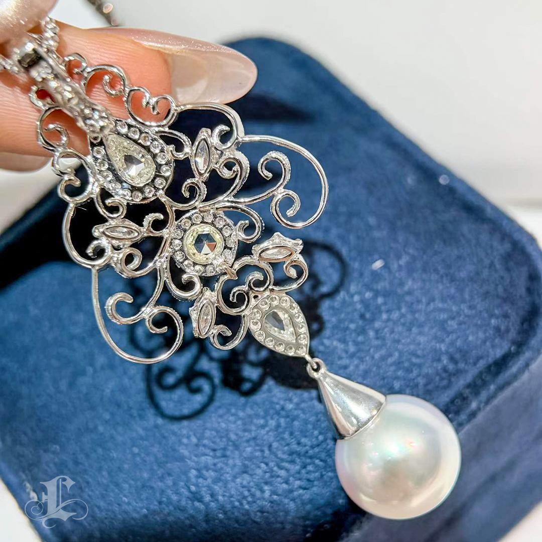 Corona Radiosa】 Ciondolo con diamanti e perle dei mari del sud dell'aurora in vendita 2