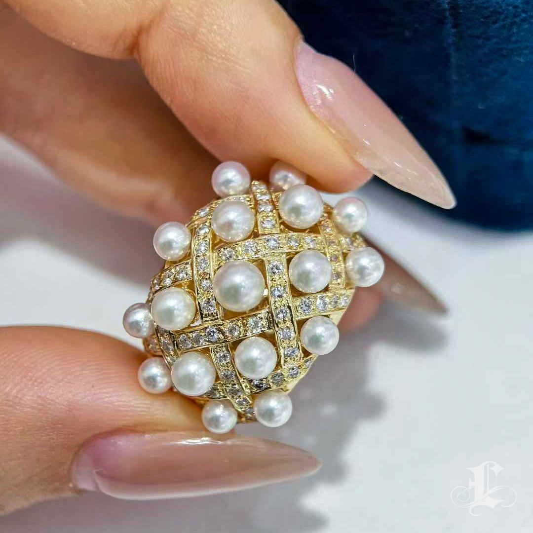 【Crown Radiance】Baby Akoya Pearl & Diamond Lattice Ring in 18k Gold In New Condition For Sale In New York, NY